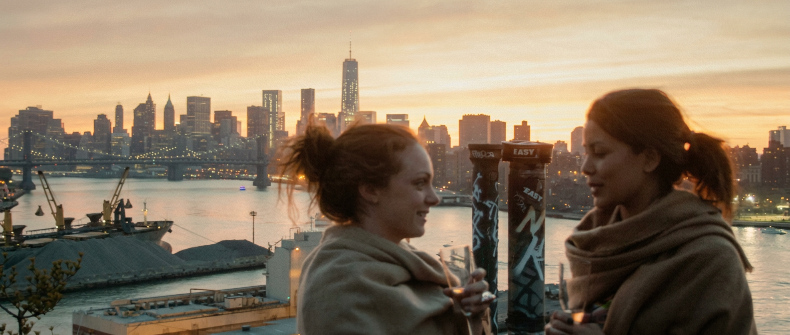 Månstråle och Jennie i samtal i kvällsljus vid vattnet